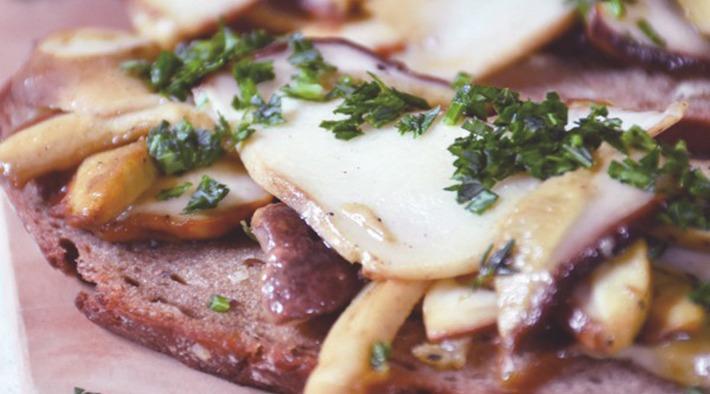 Geröstetes Schwarzbrot mit Steinpilzen